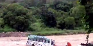 उत्तराखंड: रामनगर में बरसाती नाले में पलटी यात्रियों से भरी बस, 35 लोगों की ऐसे बची जान, देखें वीडियो Bus overturned in a drain in Ramnagar