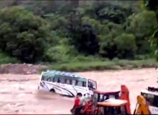 उत्तराखंड: रामनगर में बरसाती नाले में पलटी यात्रियों से भरी बस, 35 लोगों की ऐसे बची जान, देखें वीडियो Bus overturned in a drain in Ramnagar