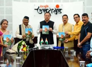 गढ़रत्न नरेन्द्र सिंह नेगी के 75वें जन्म दिवस पर मुख्यमंत्री ने उन्हें सम्मानित कर ‘हमारा लोकनायक’ पुस्तक का किया विमोचन, जानिए पुस्तक के बारे में Hamara Loknayak BOOK released