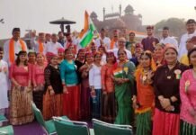 लाल किला में आयोजित स्वतंत्रता दिवस कार्यक्रम में प्रवासी उत्तराखंडियों के दल ने पारम्परिक वेशभूषा में किया प्रतिभाग A group of migrant Uttarakhandis participated in the Independence Day program