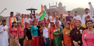 लाल किला में आयोजित स्वतंत्रता दिवस कार्यक्रम में प्रवासी उत्तराखंडियों के दल ने पारम्परिक वेशभूषा में किया प्रतिभाग A group of migrant Uttarakhandis participated in the Independence Day program