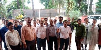 देहरादून में एलआईसी कर्मियों का प्रदर्शन Demonstration of LIC employees in Dehradun