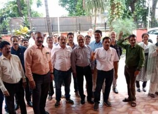 देहरादून में एलआईसी कर्मियों का प्रदर्शन Demonstration of LIC employees in Dehradun