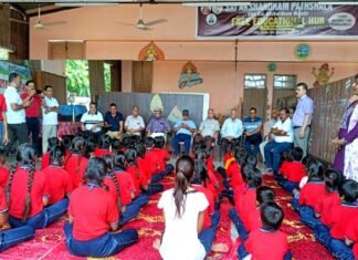 उत्तराखंड समिति ने निर्धन बच्चों के लिए संचालित स्कूल में जाकर बच्चों को स्टेशनरी, फल एवं बिस्कुट वितरित किये Sai Akshardham Vidyapeeth School