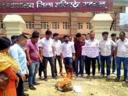पौड़ी में आवारा कुत्तों का आतंक जारी, आज फिर तीन लोगों को काटा, स्थानीय लोगों में आक्रोश, युवा कांग्रेस ने पालिका अध्यक्ष का पुतला फूंका Terror of stray dogs continues in Pauri