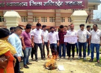 पौड़ी में आवारा कुत्तों का आतंक जारी, आज फिर तीन लोगों को काटा, स्थानीय लोगों में आक्रोश, युवा कांग्रेस ने पालिका अध्यक्ष का पुतला फूंका Terror of stray dogs continues in Pauri