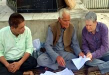 पौड़ी जनपद के ग्रामीण क्षेत्रों में बंदरों का आतंक, अनिश्चितकालीन धरने पर बैठे बयोवृद्ध किसान विद्यादत्त शर्मा Vidyadutt Sharma sitting on dharna