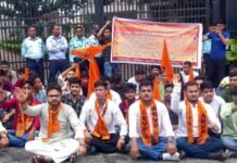 गढ़वाल केंद्रीय विश्वविद्यालय में उत्तरांखड के छात्रों के लिए 50 फीसदी आरक्षण की मांग को लेकर अनिश्चितकालीन धरने पर बैठे छात्र Demand for 50 percent reservation for students of Uttarakhand in Garhwal Central University