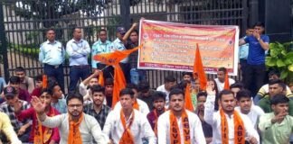 गढ़वाल केंद्रीय विश्वविद्यालय में उत्तरांखड के छात्रों के लिए 50 फीसदी आरक्षण की मांग को लेकर अनिश्चितकालीन धरने पर बैठे छात्र Demand for 50 percent reservation for students of Uttarakhand in Garhwal Central University