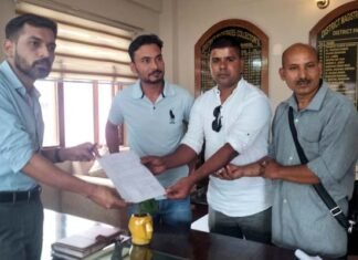 पौड़ी के सेब तथा कीवी उत्पादकों ने कलेक्ट्रेट पहुंच जिलाधिकारी से की मुलाकात, जिले में फल उत्पादकों की समस्या निस्तारण की उठाई मांग