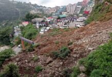 टिहरी के चंबा में भूस्खलन, टैक्सी पार्किंग में भरभराकर गिरा मलबे का पहाड़, कुछ लोगों के दबे होने की सूचना, SDRF द्वारा रेस्क्यू ऑपरेशन जारी Landslide in Chamba Tehri