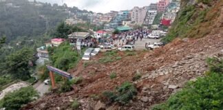 टिहरी के चंबा में भूस्खलन, टैक्सी पार्किंग में भरभराकर गिरा मलबे का पहाड़, कुछ लोगों के दबे होने की सूचना, SDRF द्वारा रेस्क्यू ऑपरेशन जारी Landslide in Chamba Tehri