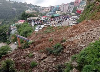 टिहरी के चंबा में भूस्खलन, टैक्सी पार्किंग में भरभराकर गिरा मलबे का पहाड़, कुछ लोगों के दबे होने की सूचना, SDRF द्वारा रेस्क्यू ऑपरेशन जारी Landslide in Chamba Tehri