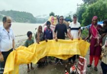 लॉयन्स क्लब श्रीनगर ने झुग्गी-झोपड़ियों में रह रहे लोगों को तिरपाल एवं खाद्य सामग्री बांटी