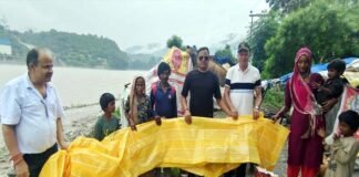 लॉयन्स क्लब श्रीनगर ने झुग्गी-झोपड़ियों में रह रहे लोगों को तिरपाल एवं खाद्य सामग्री बांटी