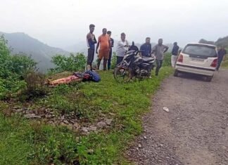 दुखद: मुडनेश्वर-साकिनखेत-सतपुली मोटरमार्ग पर गहरी खाई में गिरी मैक्स, महिला की मौत, 6 घायल max accident on mundneshwar-satpuli road