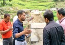 पौड़ी डीएम आशीष चौहान ने आपदा प्रभावित गांव रौली का किया निरिक्षण, अधिकारियों को दिए ये निर्देश dm-ashish-chauhan