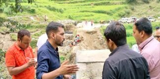 पौड़ी डीएम आशीष चौहान ने आपदा प्रभावित गांव रौली का किया निरिक्षण, अधिकारियों को दिए ये निर्देश dm-ashish-chauhan