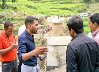 पौड़ी डीएम आशीष चौहान ने आपदा प्रभावित गांव रौली का किया निरिक्षण, अधिकारियों को दिए ये निर्देश dm-ashish-chauhan