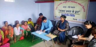 सरकार जनता के द्वार कार्यक्रम के तहत विकासखंड कलजीखाल के ग्राम साकिनी बड़ी में जिला पूर्ति अधिकारी ने चौपाल लगाकर सुनी ग्रामीणों की समस्याएं