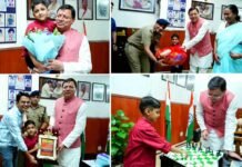 CM धामी ने विश्व के सबसे कम उम्र के शतरंज खिलाड़ी तेजस को किया सम्मानित, पांच राष्ट्रीय प्रतियोगिता में कर चुके हैं उत्तराखंड का प्रतिनिधित्व youngest chess player Tejas Tiwari