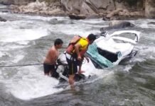 पौड़ी गढ़वाल: नयार नदी में गिरी कार, SDRF ने किया एक शव बरामद, 4 अन्य लोगों की तलाश जारी Car fell into Nayar river on Pabau Kotdwar motor road