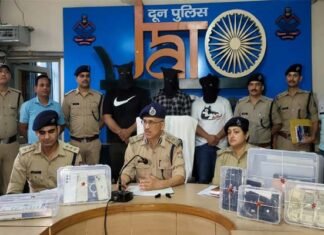 बॉलीवुड फिल्म ‘स्पेशल 26’ की तर्ज पर नकली CBI अफसर बनकर फ्लैट में मारी थी रेड, दून पुलिस ने तीन आरोपियों को किया अरेस्ट Fake CBI officer arrested, raid was done on the lines of 'Special 26'