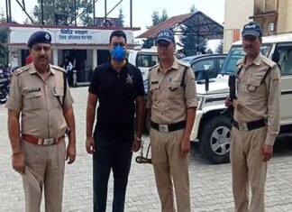 पौड़ी : शॉपिंग मॉल खोलने के नाम पर 8 लाख रुपए की ठगी के आरोपी को पुलिस ने तेलांगना से किया गिरफ्तार Accused of fraud of Rs 8 lakh arrested in the name of opening shopping mall in Paithani Pauri GARHWAL