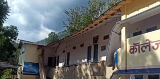 उत्तराखंड : यहाँ भरभरा कर गिर गया इंटर कालेज की बिल्डिंग का हिस्सा Gopeshwar Inter College building collapsed
