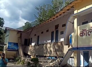 उत्तराखंड : यहाँ भरभरा कर गिर गया इंटर कालेज की बिल्डिंग का हिस्सा Gopeshwar Inter College building collapsed