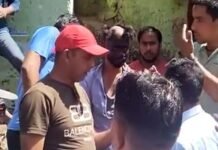 श्रीनगर: कीर्तिनगर में नाबालिग लड़की से दुष्कर्म, गर्भवती होने पर चला पता, गुस्साये लोगों ने बिहार मूल के आरोपी युवक का सिर मुंडवाया, मुख पर कालिख पोत सरे बाजार घुमाया Minor girl raped in Kirtinagar