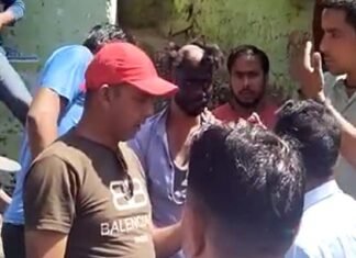 श्रीनगर: कीर्तिनगर में नाबालिग लड़की से दुष्कर्म, गर्भवती होने पर चला पता, गुस्साये लोगों ने बिहार मूल के आरोपी युवक का सिर मुंडवाया, मुख पर कालिख पोत सरे बाजार घुमाया Minor girl raped in Kirtinagar