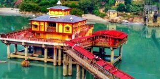 श्रीनगर : धारी देवी मंदिर परिसर से महिला ने अलकनंदा नदी में बनी झील में लगाई छलांग dhari devi tample alknanda lake