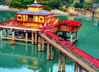 श्रीनगर : धारी देवी मंदिर परिसर से महिला ने अलकनंदा नदी में बनी झील में लगाई छलांग dhari devi tample alknanda lake