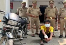 ग्रेटर नोएडा: महिला से फोन लूटकर भाग रहे लुटेरे को भीड़ ने दबोचा, जमकर की पिटाई, फिर पुलिस को सौंपा महिला से फोन लूटकर भाग रहे लुटेरे को भीड़ ने दबोचा