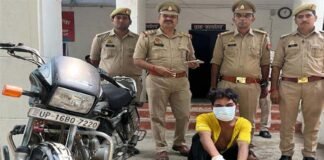 ग्रेटर नोएडा: महिला से फोन लूटकर भाग रहे लुटेरे को भीड़ ने दबोचा, जमकर की पिटाई, फिर पुलिस को सौंपा महिला से फोन लूटकर भाग रहे लुटेरे को भीड़ ने दबोचा
