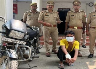 ग्रेटर नोएडा: महिला से फोन लूटकर भाग रहे लुटेरे को भीड़ ने दबोचा, जमकर की पिटाई, फिर पुलिस को सौंपा महिला से फोन लूटकर भाग रहे लुटेरे को भीड़ ने दबोचा