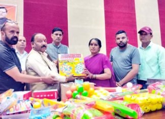 विधायक राजकुमार पोरी ने कल्जीखाल ब्लॉक सभागार में 76 आंगनबाड़ी केंद्रों को बांटी खेल एवं पठन-पाठन सामग्री