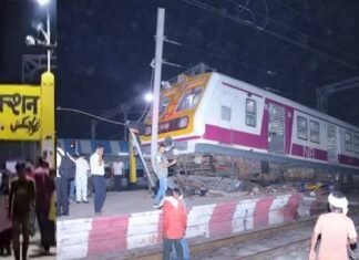 यूपी ट्रेन हादसा: पटरी छोड़कर अचानक प्लेटफॉर्म पर चढ़ गई EMU, मची अफरा-तफरी train ran onto the platform