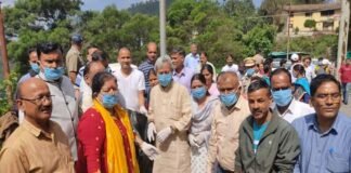 गढ़वाल सांसद तीरथ सिंह रावत की अगुवाई में पौड़ी की टेका रोड पर चलाया गया स्वच्छता अभियान Cleanliness campaign run-on Teka Road