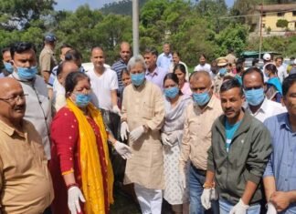 गढ़वाल सांसद तीरथ सिंह रावत की अगुवाई में पौड़ी की टेका रोड पर चलाया गया स्वच्छता अभियान Cleanliness campaign run-on Teka Road