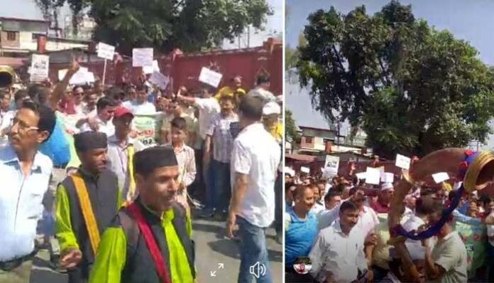Crowd of teachers gathered on Dehradun