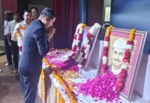 “गांधी और शास्त्री के व्यक्तित्व हमें सादगी भरे जीवन के संदेश देते हैं”