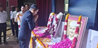 “गांधी और शास्त्री के व्यक्तित्व हमें सादगी भरे जीवन के संदेश देते हैं”