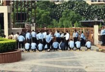 ग्रेटर नोएडा वेस्ट की इस सोसाइटी में मचा हंगामा, नाराज सुरक्षाकर्मियों ने बंद किया मेन गेट, जानिए वजह Mahagun Maywoods Society