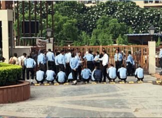 ग्रेटर नोएडा वेस्ट की इस सोसाइटी में मचा हंगामा, नाराज सुरक्षाकर्मियों ने बंद किया मेन गेट, जानिए वजह Mahagun Maywoods Society