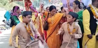 सिद्धपीठ मां भुवनेश्वरी में 10 दिवसीय महामहोत्सव में 67 जोड़ी ढोल वादकों की थाप से गूंजा मां का पंडाल, इन दो नन्हे ढोल वादकों के कला प्रदर्शन से गदगद हुए दर्शक