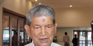 उत्तराखंड: पूर्व मुख्यमंत्री हरीश रावत सड़क हादसे में घायल हल्द्वानी से काशीपुर को आते वक्त बाजपुर में मेरी गाड़ी थोड़ा सा डिवाइडर से टकरा गई तो थोड़े हल्के-फुल्के झटके लगे हैं, तो उसके लिए हॉस्पिटल में चेकअप करवाया और डॉक्टर्स ने सब ठीक बताया है और डिस्चार्ज कर दिया है। 1/2 pic.twitter.com/DmUMZe88Mb— Harish Rawat (@harishrawatcmuk) October 25, 2023