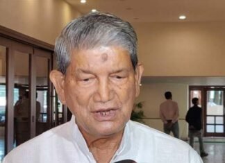 उत्तराखंड: पूर्व मुख्यमंत्री हरीश रावत सड़क हादसे में घायल हल्द्वानी से काशीपुर को आते वक्त बाजपुर में मेरी गाड़ी थोड़ा सा डिवाइडर से टकरा गई तो थोड़े हल्के-फुल्के झटके लगे हैं, तो उसके लिए हॉस्पिटल में चेकअप करवाया और डॉक्टर्स ने सब ठीक बताया है और डिस्चार्ज कर दिया है। 1/2 pic.twitter.com/DmUMZe88Mb— Harish Rawat (@harishrawatcmuk) October 25, 2023