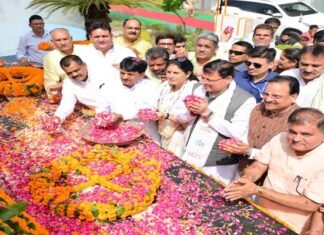 मुख्यमंत्री ने शहीद स्थल रामपुर तिराहा में राज्य आन्दोलनकारी शहीदों को दी श्रद्धांजलि Chief Minister paid tribute to the martyrs of the state movement at Rampur Tiraha